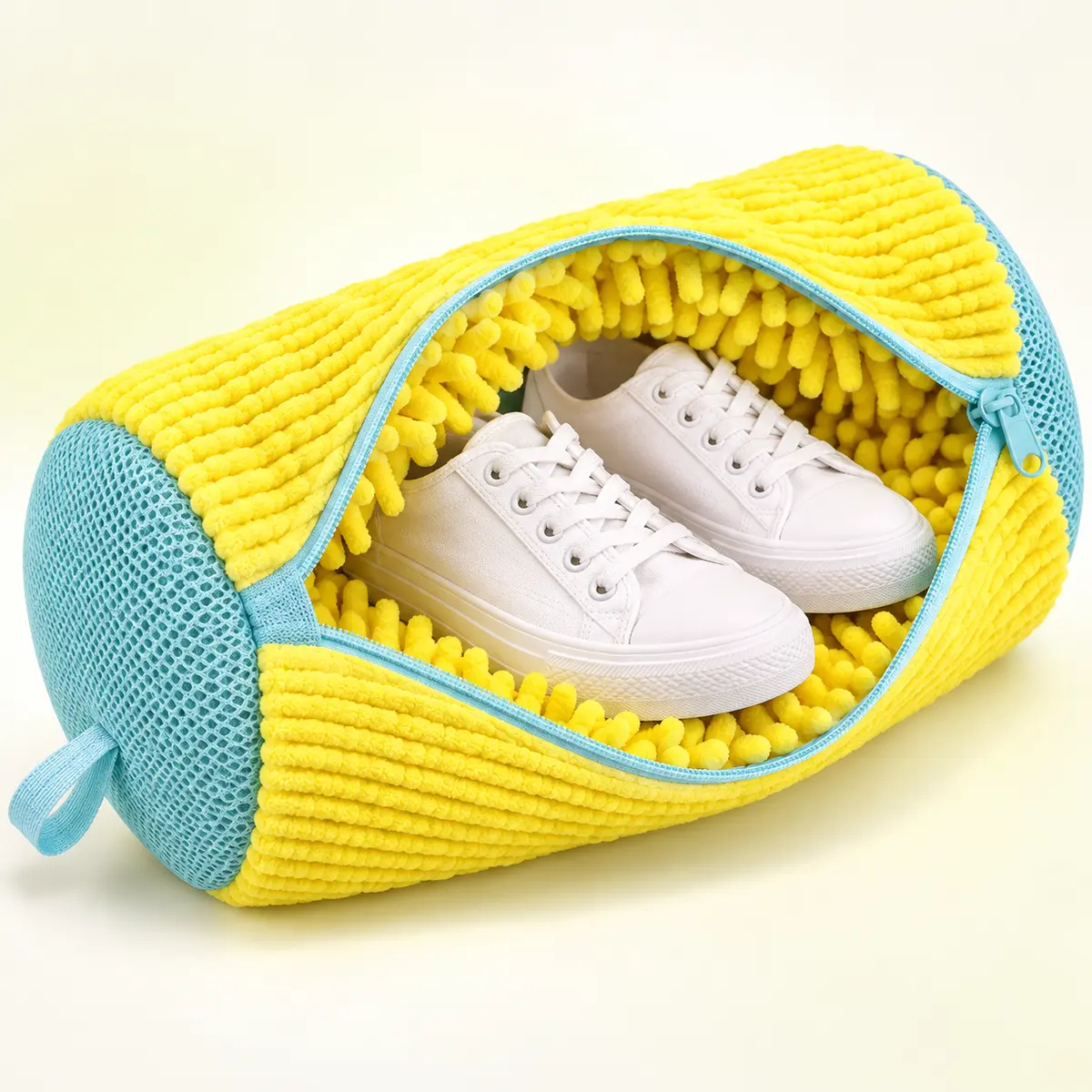 Bolsa protectora amarilla ZELVANE abierta con unas zapatillas blancas en su interior